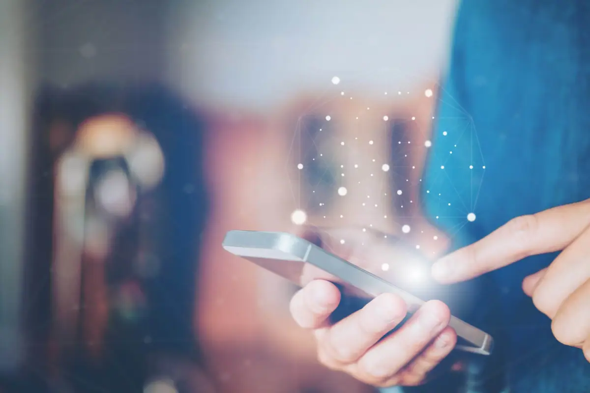 Persona gestionando llamadas con un número virtual
